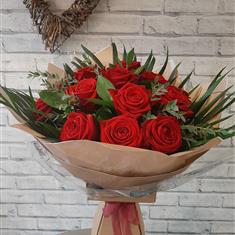 Crimson kisses - 12 red roses